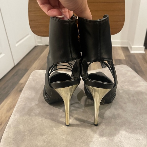 Black strappy shoes - Picture 2 of 5